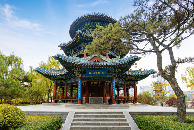 秋天，中国山西省太原市迎泽公园里有古建筑和拱桥