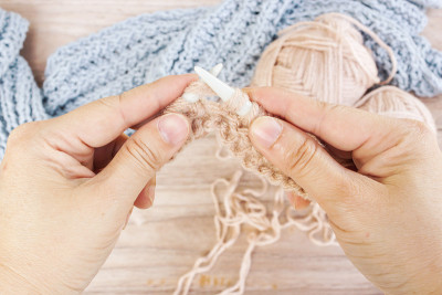 女人的手织围巾，手工艺品。