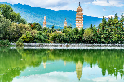 大理崇生寺三塔与水倒影和蓝天在中国云南大理