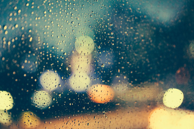 雨落在车窗上