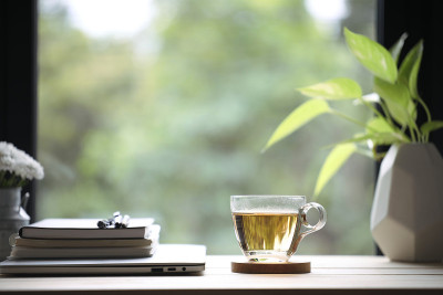 热茶杯，笔记本和花盆