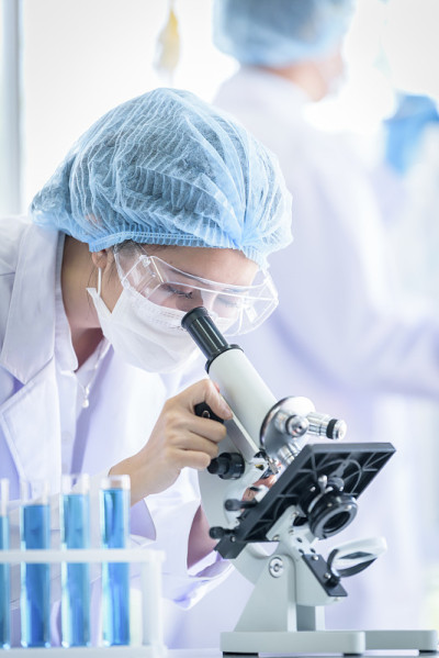 亚洲科学家团队在实验室进行研究。