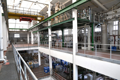 工业厂房:工业中具有机械、技术和室内建筑的化工厂