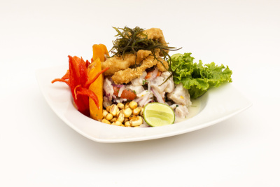 秘鲁菜:酸橘汁腌鱼(ceviche)和chicharron配洋葱，被称为Caretillero