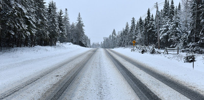 雪覆盖的道路在暴风雪中创造危险的驾驶条件