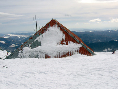 冬天的山间小屋