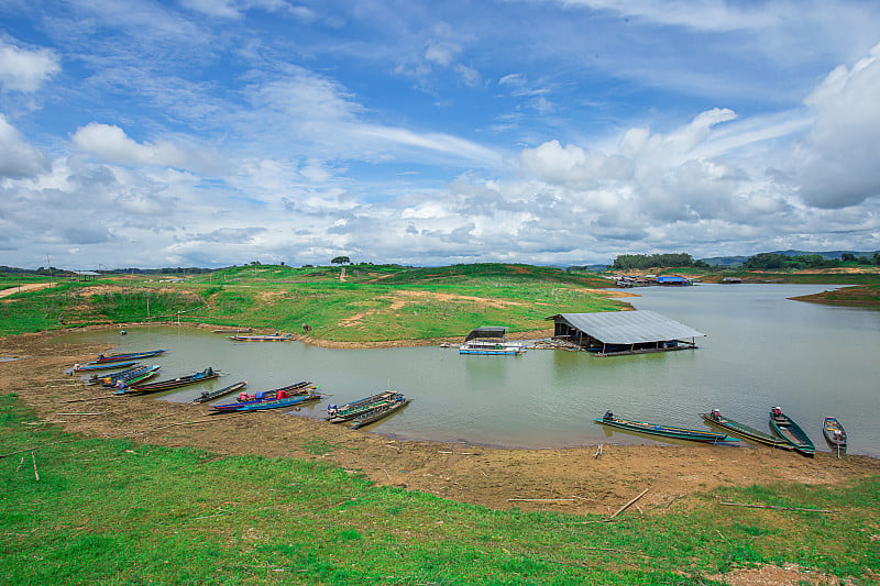 渔船在河，平河