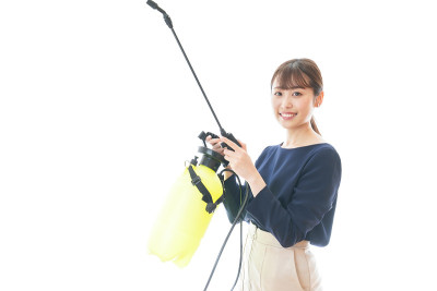 年轻女商人用洗手液洗手