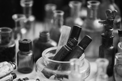 许多老德国复古医疗玻璃容量。回顾化学制药科学研究的细节。小瓶子的大小与第二次世界大战时期不同。二战二