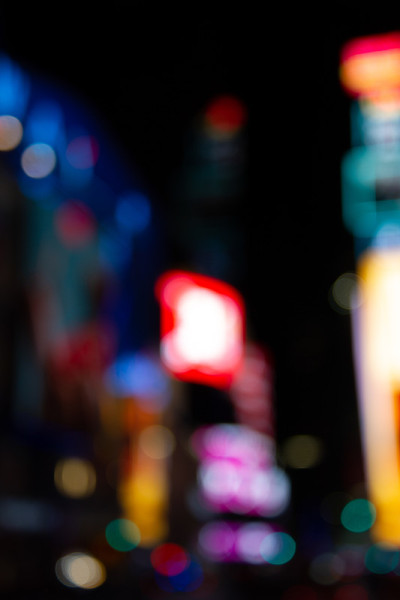 散景城的灯光在夜晚从时代广场传来