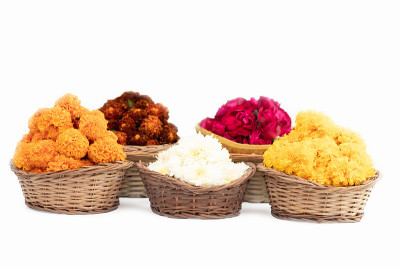 竹篮里的白花被称为Puja Phool Ki Tokri或Dalia，用于装饰和在节日期间向印度教神