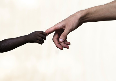 孤立:希望的象征——白人、黑人、孩子的手