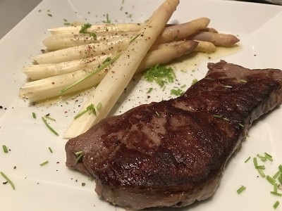 午餐-晚餐-牛排，烤牛肉，芦笋，韭菜
