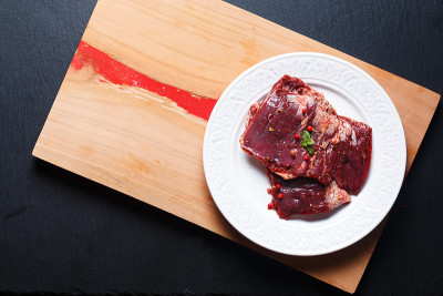 新鲜生裙肉，白色平板陶瓷板，木质板和黑色石板板，复制空间