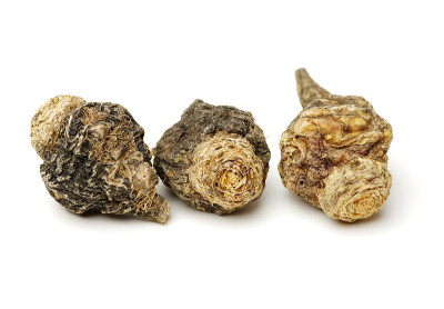 秘鲁人参或玛咖，干根和粉末