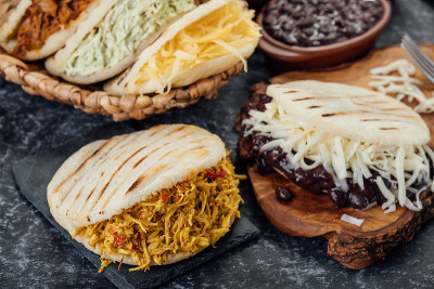 委内瑞拉和哥伦比亚不同类型的Arepas。典型的拉丁美洲早餐