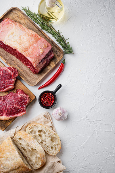 生牛肉汉堡配料与大理石肉，在白色背景，俯视图，与复制空间的文字