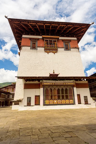 从下面俯瞰Paro Dzong，中世纪城堡和佛教寺庙，不丹