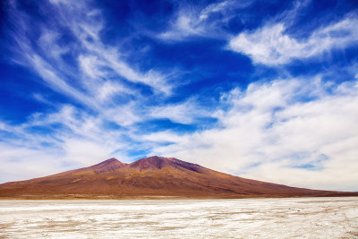 乌尤尼。令人惊叹的火山景色。南美洲最美丽的安第斯山脉