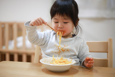 一个被食物弄脏衣服的女孩