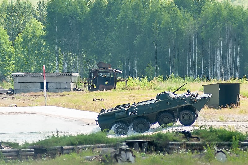 BTR-82A装甲运兵车从水中出发