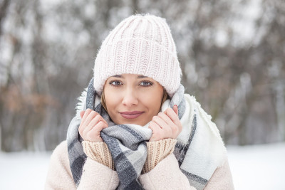 雪地里的金发美女