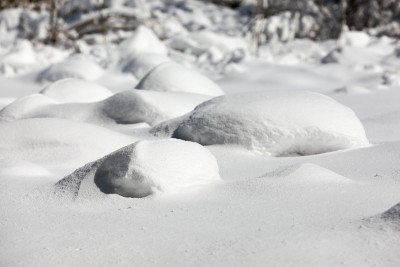 白雪皑皑的小溪(荻田山国家公园，江原道，韩国)