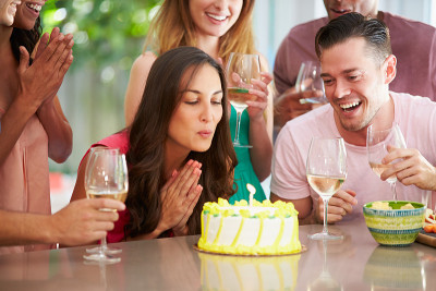 一群朋友在家庆祝生日