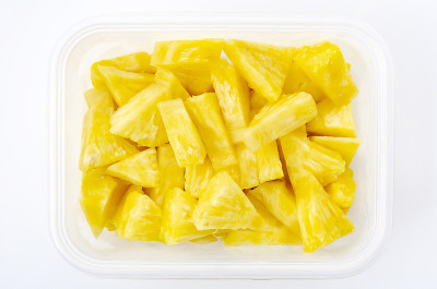 塑料容器中的菠萝片