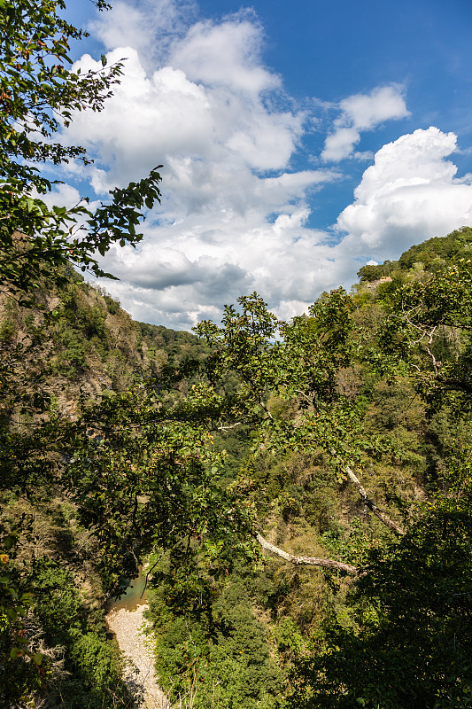 俄罗斯克拉斯诺达尔地区的山区峡谷中流过一条小山河