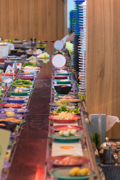 日本餐厅寿司传送带或带自助餐