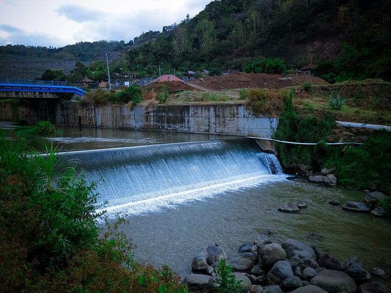 提塔布乌拉然村干季坝输出侧河道下游水流