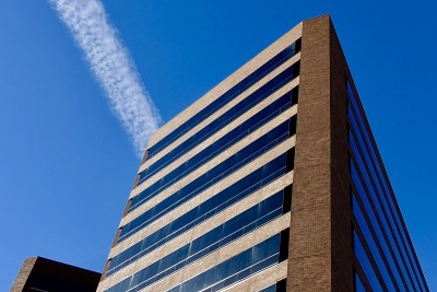 具有垂直线条外观的高层建筑
