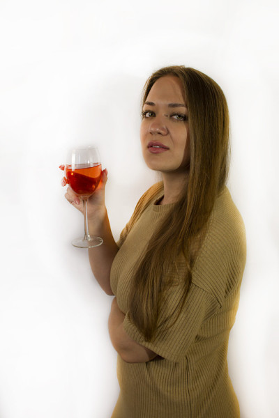 年轻漂亮的女人和一杯红酒