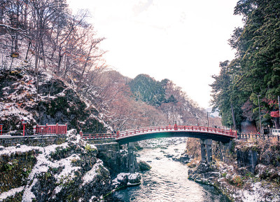 新京桥在冬天横跨大矢河。