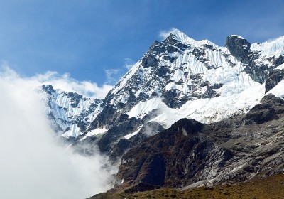 在秘鲁的萨尔坎泰徒步旅行