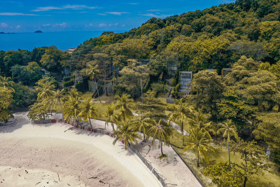 美丽的热带岛屿koh Kham，白色沙滩与火山岩石，靠近koh Mak，泰国