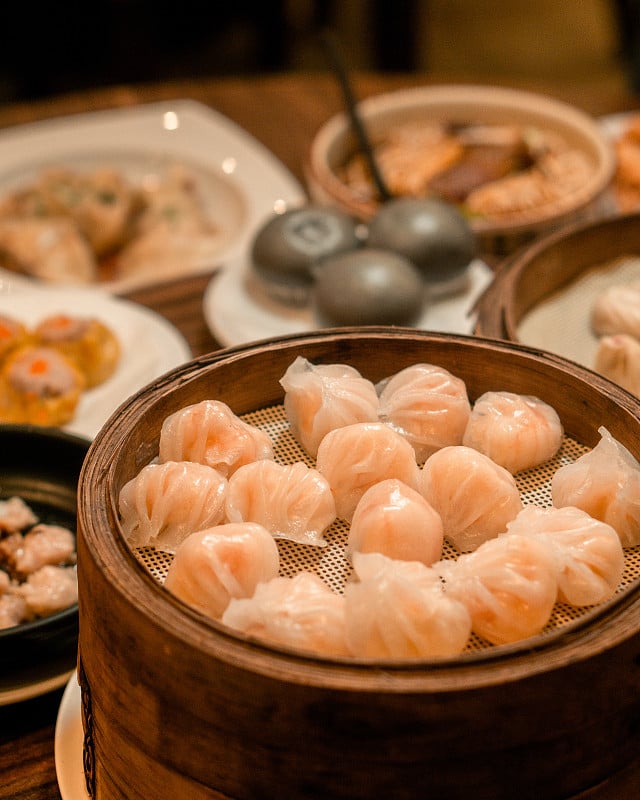 室内餐厅的餐桌上摆满了点心和虾饺