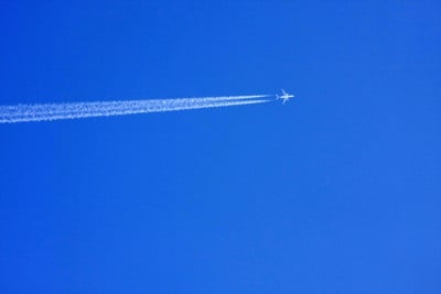 晴空下飞机的轨迹