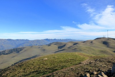 从加州弗里蒙特的Mission Peak俯瞰被雪覆盖的东湾山