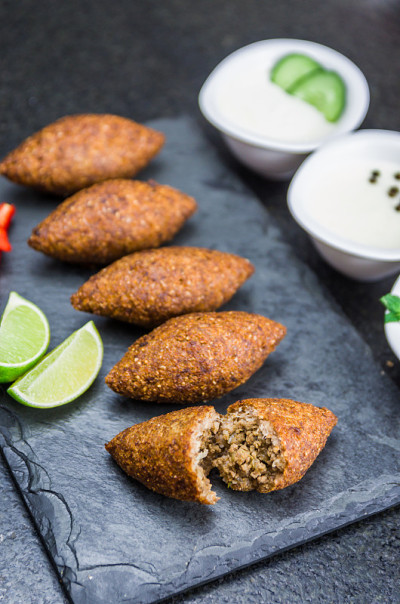 美味的黎巴嫩(阿拉伯)食物，kibbeh (kibe)在黑色板岩和花岗岩背景。