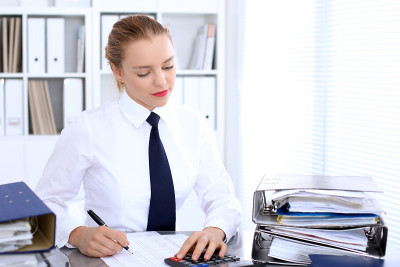 商业女性做报告，计算或检查余额。