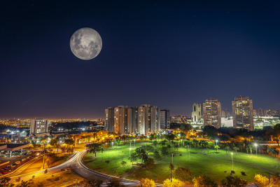 超级月亮在Ribeirão普雷托城市的夜晚