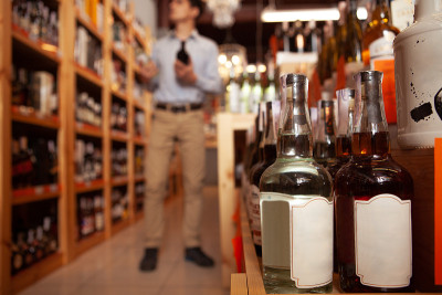 帅哥在卖酒的店里买酒