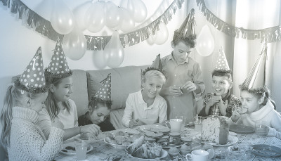 孩子们吃生日晚餐