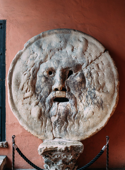 真理之口(Bocca della Verita)大理石面具在圣玛丽亚在科斯梅丁大教堂在罗马。