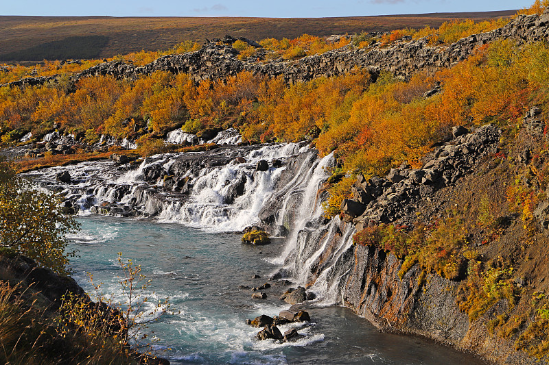 Hraunfossar瀑布，位于冰岛西部的Husafell和Reykholt附近。