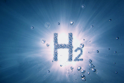 字母氢h2和许多气泡在蓝色的水与太阳
