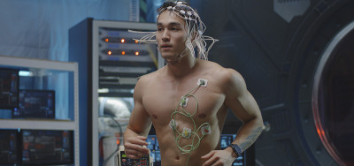 宇航员在跑步机上跑步
