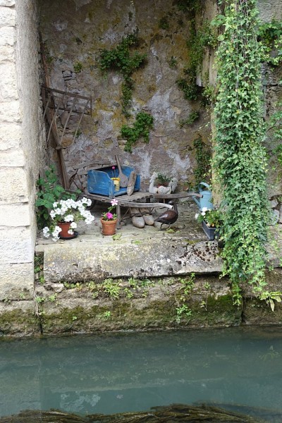 小溪“Le Beuvron”穿过克莱西村Nièvre Bourgogne Franche-Comté